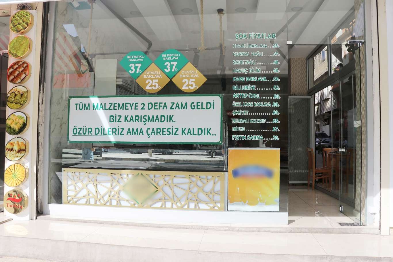 Zamlarla baş edemeyen esnaftan dikkat çeken “zam” pankartı